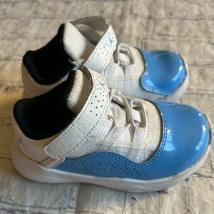 JORDAN 11 COMFORT LOW BOYS UNIVERSITY BLUE/WHITE ADJUSTABLE STRAP SIZE 7C SHOES